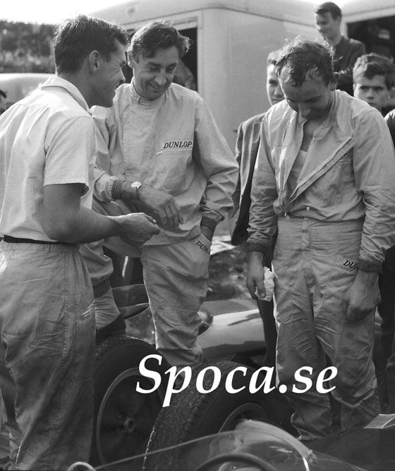 Från vänster
stallkamraterna Gary Hocking, Roy Salvadori och John Surtees