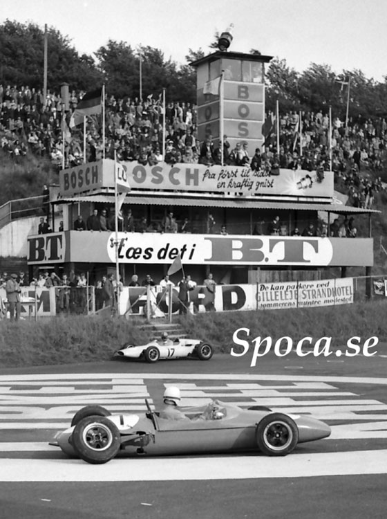 Frank Gardner i en Brabham FJ har precis kolliderat med Dave Rileys Cooper