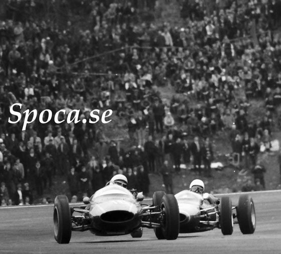 Egert Haglund och Sven Andersson i sina Cooper-vagnar i ett F3/FJ-lopp på Knutstorp 1964